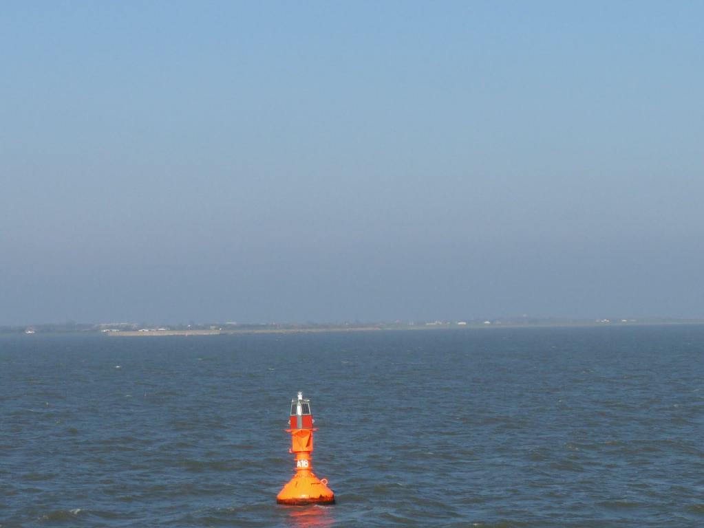 Um die tideunabhängige Fahrrinne zu markieren schwimmen zahlreise Bojen auf der Strecke zwischen Langeoog und Bensersiel langeoog, anreise, fähre, boje, fahrrinne, bensersiehl